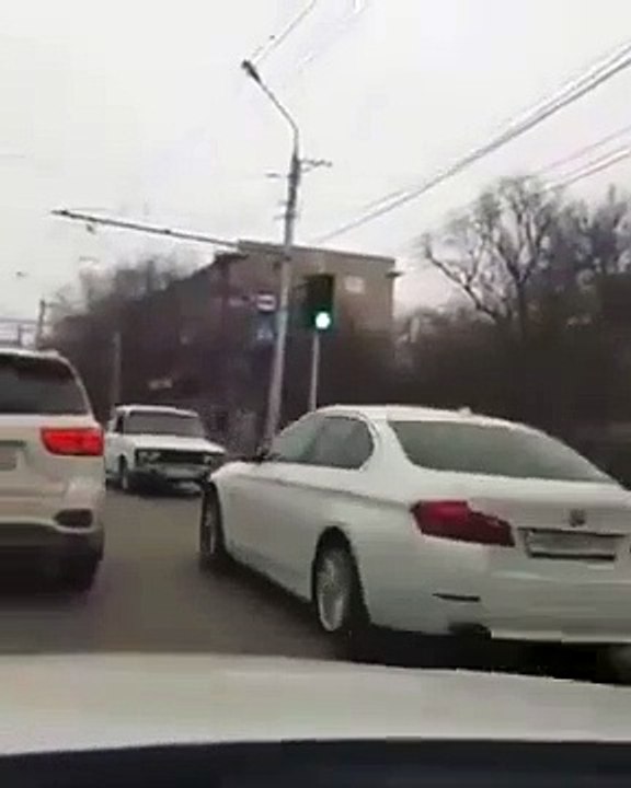 Quand tu croises une voiture qui roule à l'envers !