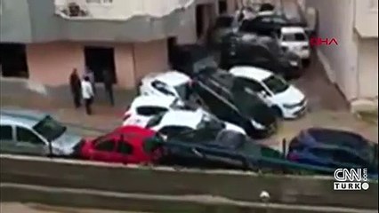 Selde sürüklenen arabalar üst üste bindi