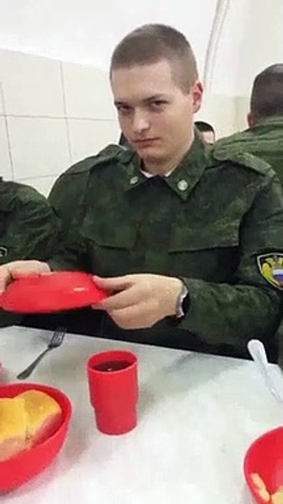 Nourriture de l'armée russe : collée à l'assiette quoi qu'il se passe !