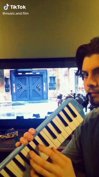 Il joue la musique Star Wars.. sur un piano trompette !