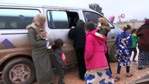- İdlib'den kaçarak kampa sığınan siviller çadır hastanesinde tedavi oluyor