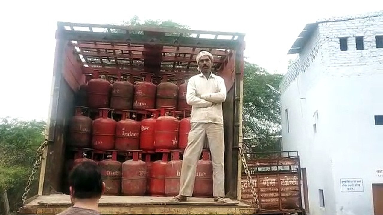 इटावा में गैस गोदाम से खतरा, घनी आबादी में बने गोदाम में हो सकता है हादसा