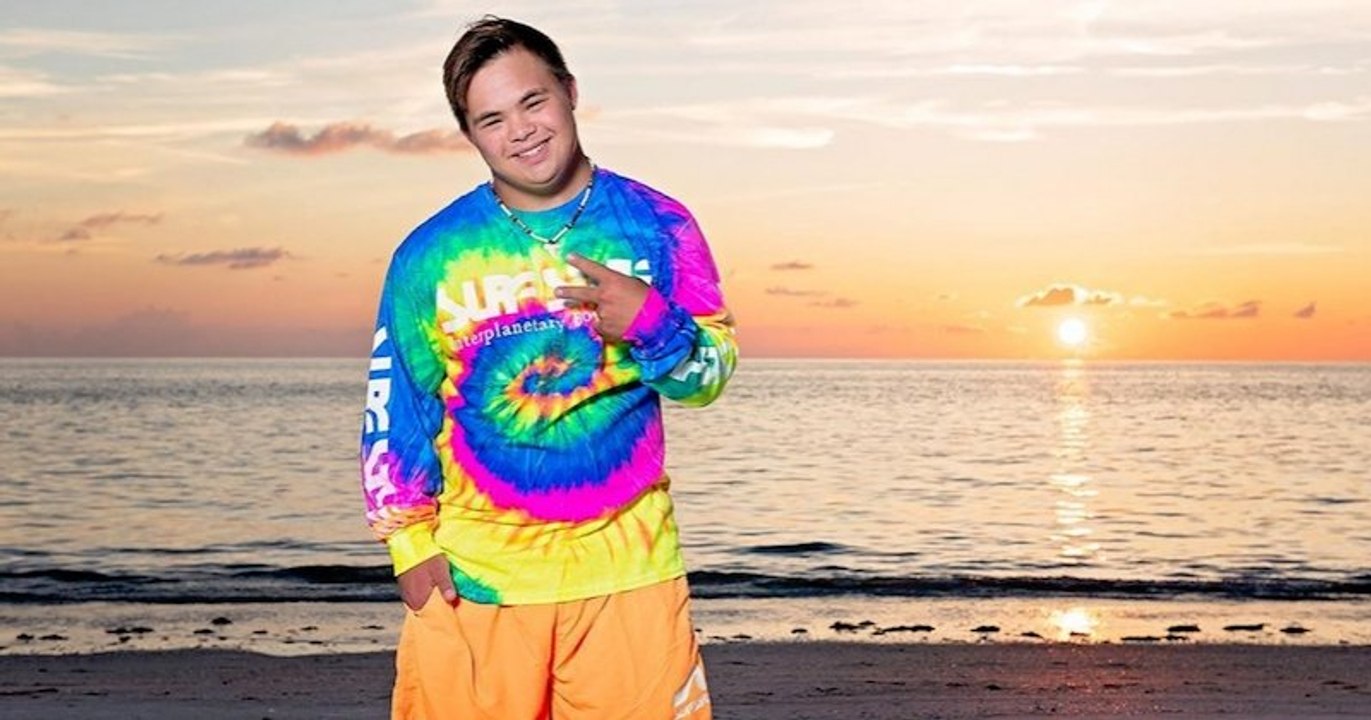 À 16 ans, un adolescent atteint de trisomie 21 devient la figure d'une marque de vêtements de plage