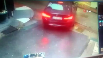 Otomobil Sürücüsü, Çöken Binanın Altında Kalmaktan Son Anda Kurtuldu