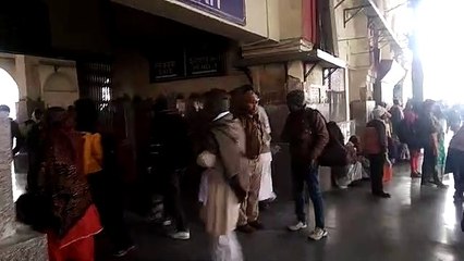 कोहरे और ठंड से धीमी हुई ट्रेनों की रफ्तार, यात्री परेशान