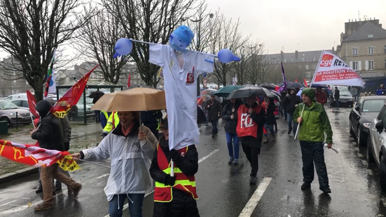 Grève du 9 janvier à Pontivy. 300 personnes bravent la pluie contre la réforme des retraites