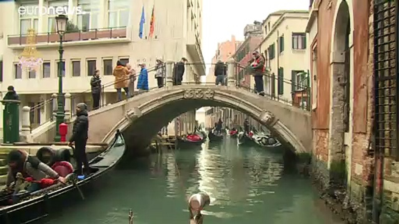 Venedig-Urlauber staunen: Gondoliere tauchen ab