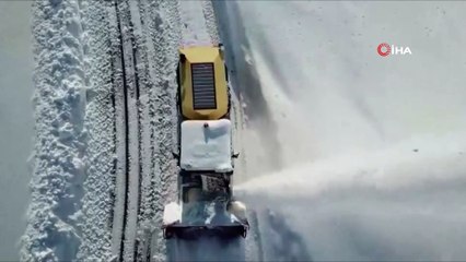 2 bin 800 rakımda yapılan karla mücadele çalışmaları havadan görüntülendi