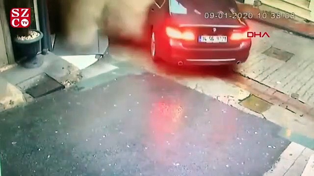 Beyoğlu'nda çöken binanın altında kalmaktan son anda kurtuldular