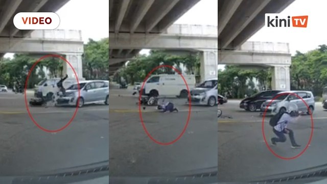 Pelik! Penunggang motosikal bersilat selepas dilanggar teruk
