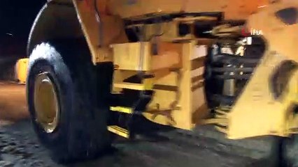 Karayolları çığ bölgesine ulaşmak için yol temizleme çalışmalarına devam ediyor