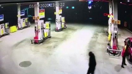Otomobilin akaryakıt istasyonuna daldığı kaza kamerada