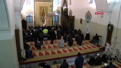 Camide telefonunu şarj edip, para bıraktı