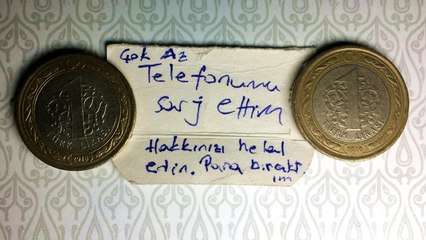 Camide telefonunu şarj edip, para bıraktı