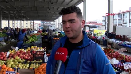 Minderi de pazar tezgahını da bırakmıyor