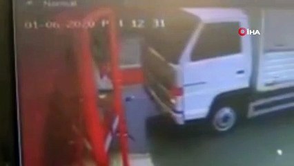 El freni çekilmeden park edilen kamyon markete böyle daldı