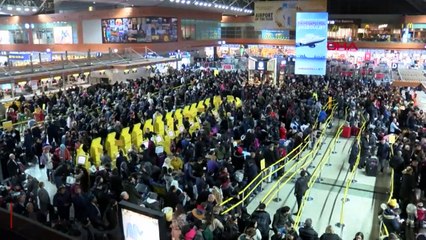 Sabiha Gökçen Havalimanı, sefer iptalleri dolayısıyla geceyi böyle geçirdi