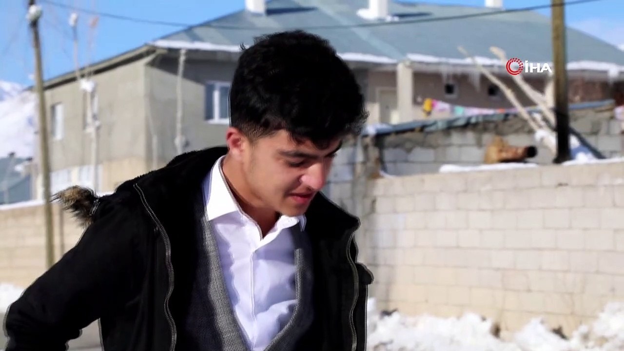 Başkale’de etkili olan 'Sibirya soğukları' sonucu bir tilki dondu