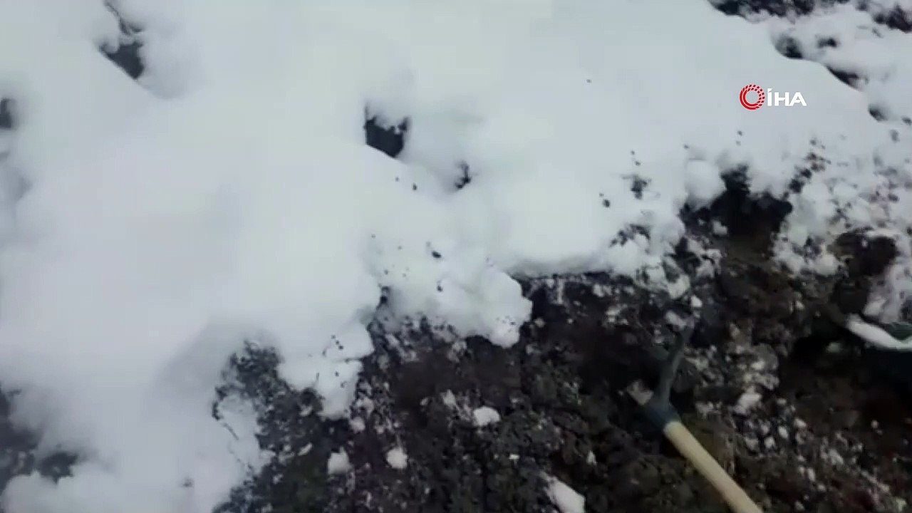 Jandarma operasyonlarından korkup toprağa gömdüğü esrar jandarma ekiplerine takıldı