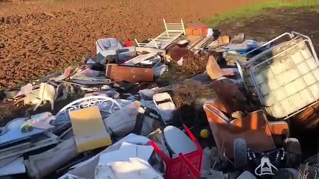 La mairie lui reverse ses 10 tonnes de déchets sauvages dans son jardin