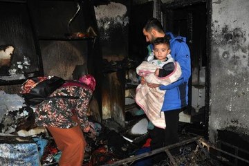Genç çift, 1 yaşındaki çocuklarının ağlaması ile yanmaktan kurtuldu