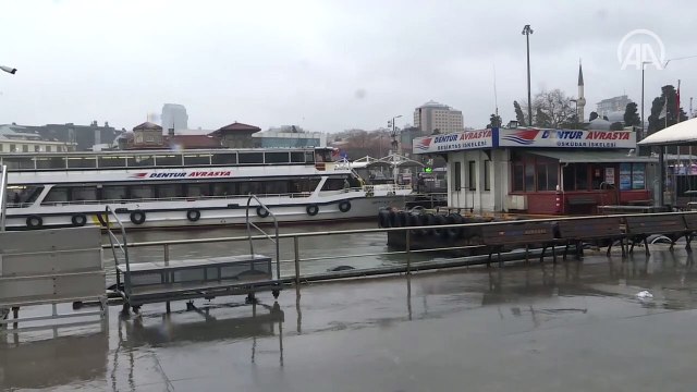 Şiddetli yağış ve fırtına deniz ulaşımını olumsuz etkiliyor