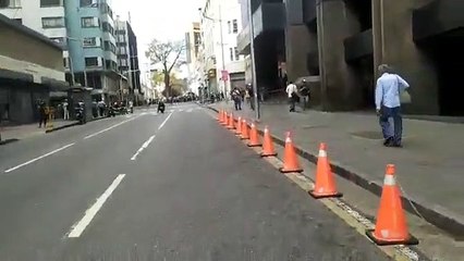 Los paramilitares de Maduro golpean y roban al corresponsal de El País