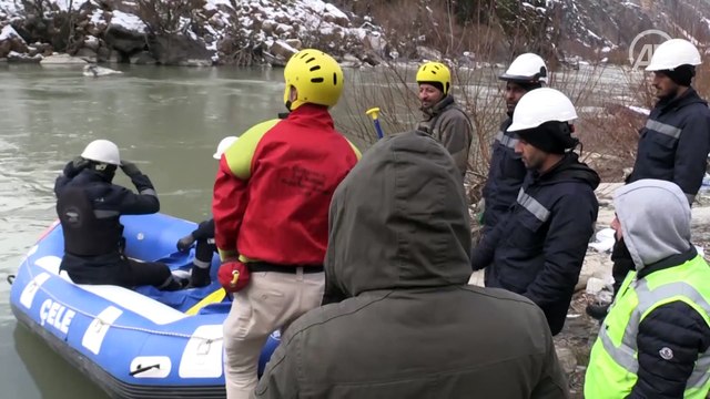 Elektrik arızasını gidermek için Zap Deresi'ni aşıp, dağa tırmandılar
