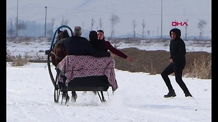 Belediye başkanı ve müdür bindikleri atlı kızağı durduramadı
