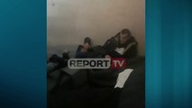 Report TV - 11 shqiptarë në pritje për t'u riatdhesuar mbahen në kushte të vështira në Greqi