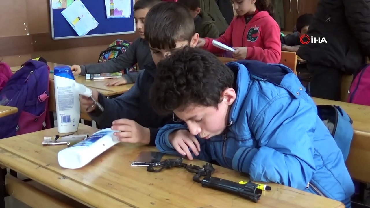 Bedensel engelli sıra arkadaşının eli, ayağı ol...