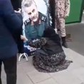 Yaşlı kadın, Kasım Süleymani'nin fotoğrafı önünde diz çöküp ağıt yaktı