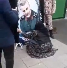 Yaşlı kadın, Kasım Süleymani'nin fotoğrafı önünde diz çöküp ağıt yaktı