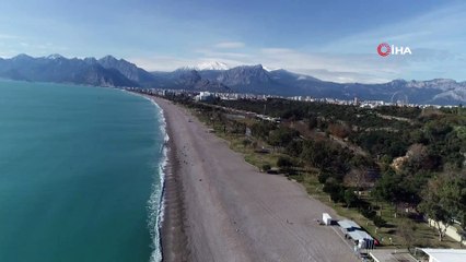 Antalya’da vatandaşlar ısınmak için denize girdi... 'Sudan çıktığımda tekrar ısınmak için suya girdim'