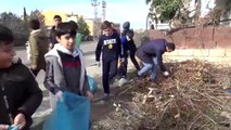 Belediye meclis üyeleri, öğretmen ve öğrenciler sokaklarda çöp topladı