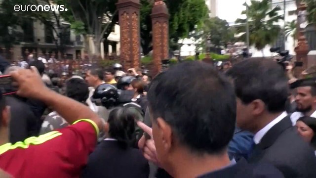 L'appel de Juan Guaido aux Vénézuéliens : l'opposant a réussi à forcer le passage au parlement