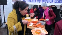 - Yozgat’ta soğuk havada ısınmak için çorba içip halay çektiler