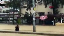 'Kırmızı kod' uyarısı yapılan Mersin'deki selde bir vatandaş leğenle yüzdü