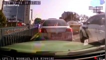 Chinese motorist forces himself into different lane by opening door in between two cars