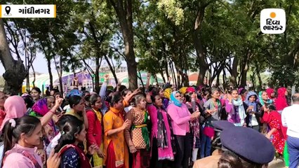 LRD મામલે મહિલા ઉમેદવારોનું આંદોલન, વિધાનસભા તરફ કૂચ કરતા પોલીસે અટકાવી, ધક્કા મારી વાનમાં બેસાડી
