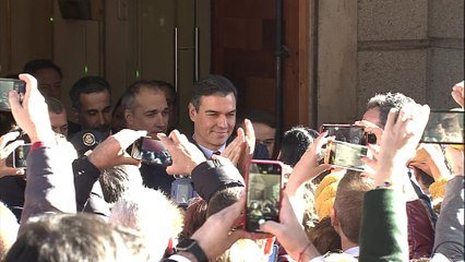Aplausos a Sánchez a su salida del Congresos