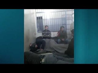 Report TV - 11 shqiptarë në pritje për t'u riatdhesuar mbahen në kushte çnjerëzore në Greqi