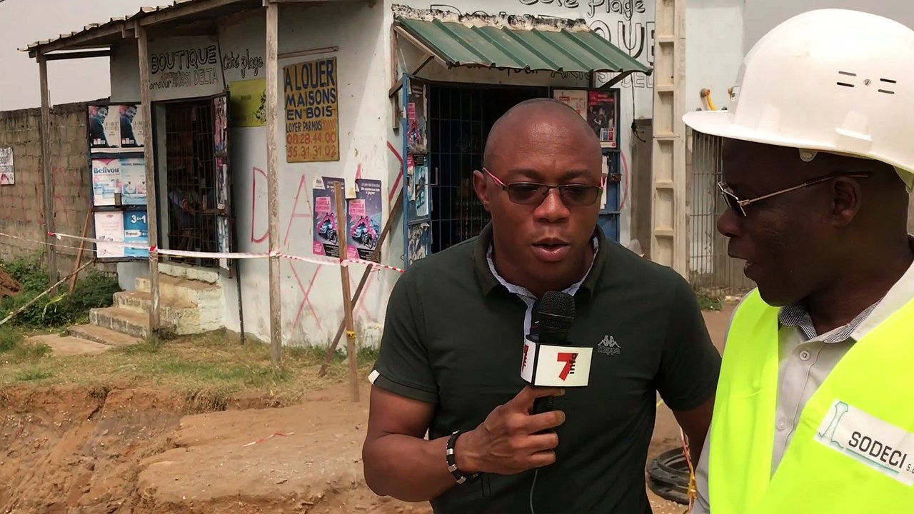 Travaux de déplacement d’une conduite d’eau par la SODECI sur l’ancienne route de Grand-Bassam. Les responsables de l’entreprise expliquent le bien-fondé de l’opération et rassurent la population.