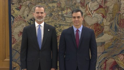 Sánchez jura su cargo ante el Rey sin crucifijo ni Biblia