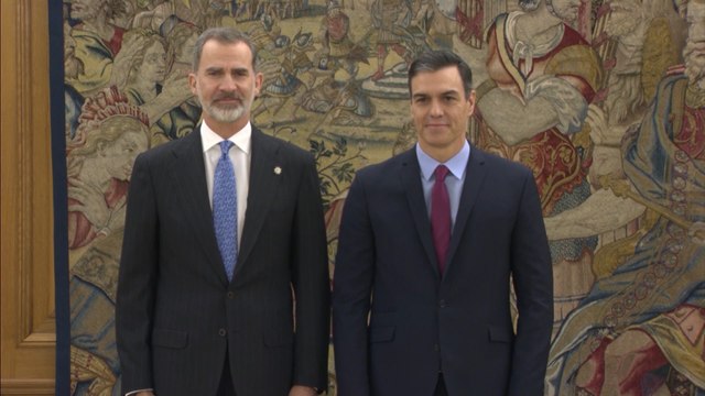 Sánchez jura su cargo ante el Rey sin crucifijo ni Biblia