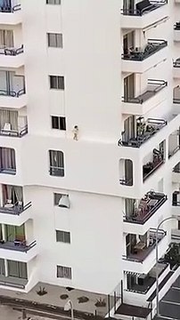 Criança atravessa beirada no quinto andar do prédio duas vezes