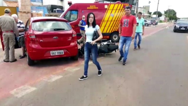 Veículos se envolvem em colisão na Avenida Tito Muffato