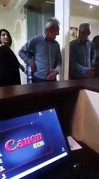 Un homme ivre aborde un sujet important avec son reflet dans le miroir