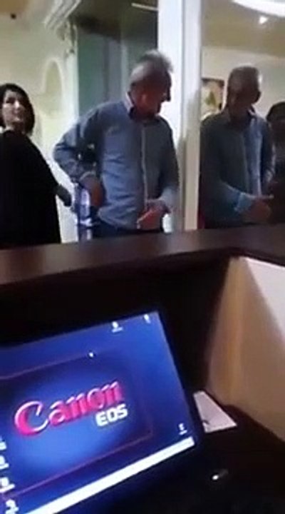 Un homme ivre aborde un sujet important avec son reflet dans le miroir