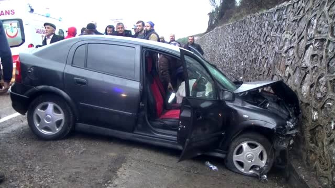 İstinat duvarına çarpan otomobildeki 4 kişi yaralandı